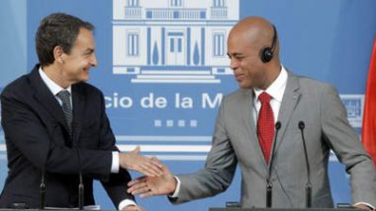 Zapatero, saluda al presidente de Haití, Michael Martelly, ayer en La Moncloa.