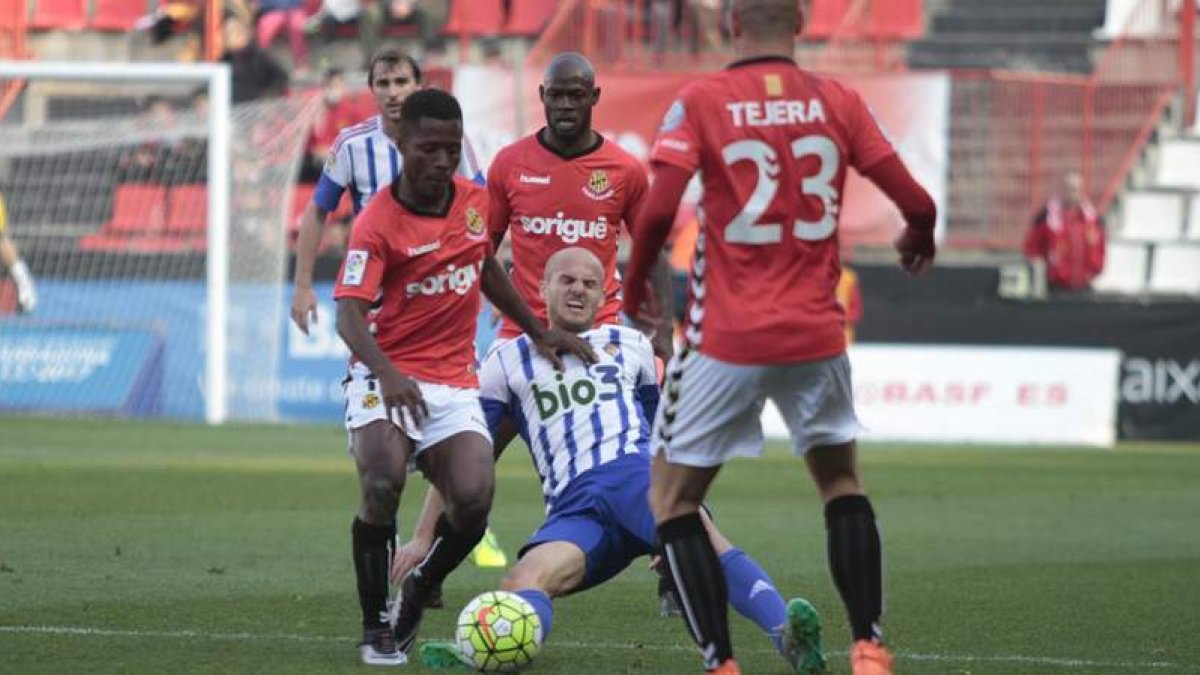 Basha, que se ha ganado la confianza de Fabri en el centro del campo de la Ponferradina, pelea por un balón rodeado de jugadores del Nàstic. TXEMA MORERA