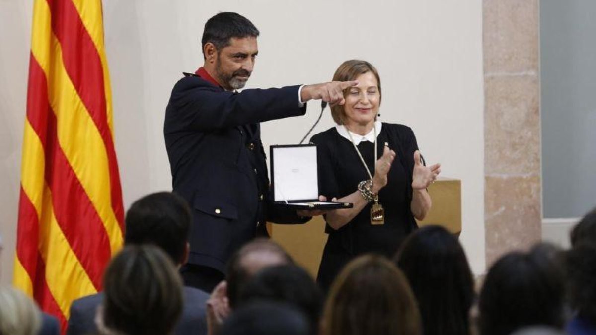 El major de los Mossos, Josep Lluís Trapero, y la presidenta del Parlament, Carme Forcadell, durante el acto de entrega de la medalla de honor.