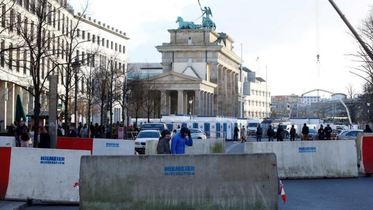 Barreras de hormigón junto a la Puerta de Brandenburgo, en Berlín, en diciembre del 2016