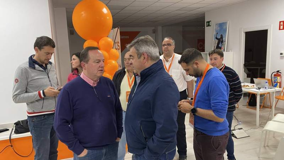 Justo Fernández, en la sede después de conocer el recuento. DL