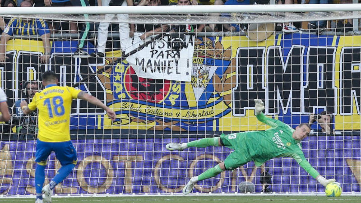 Negredo no pudo engañar a Lunin en el lanzamiento de un penalti que hubiera puesto por delante al Cádiz contra el Madrid. ROMÁN RÍOS