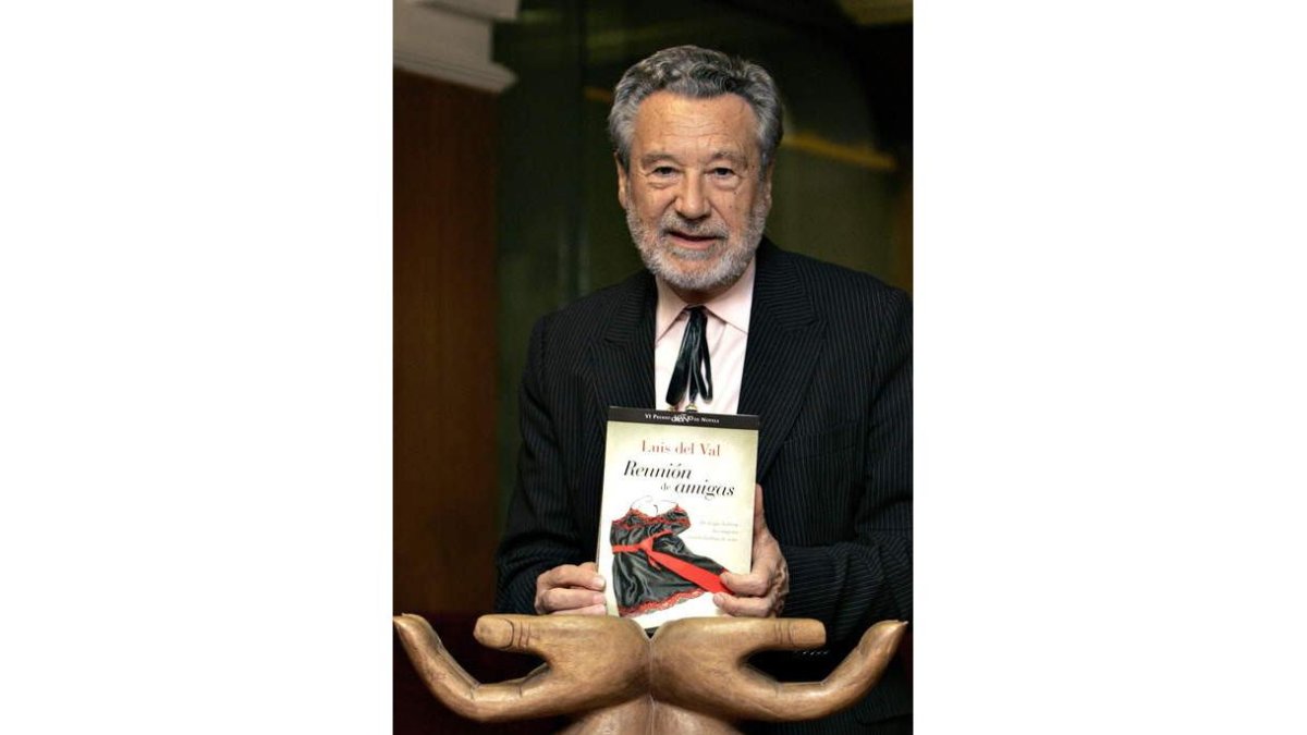 El escritor Luis del Val sostiene su última novela.