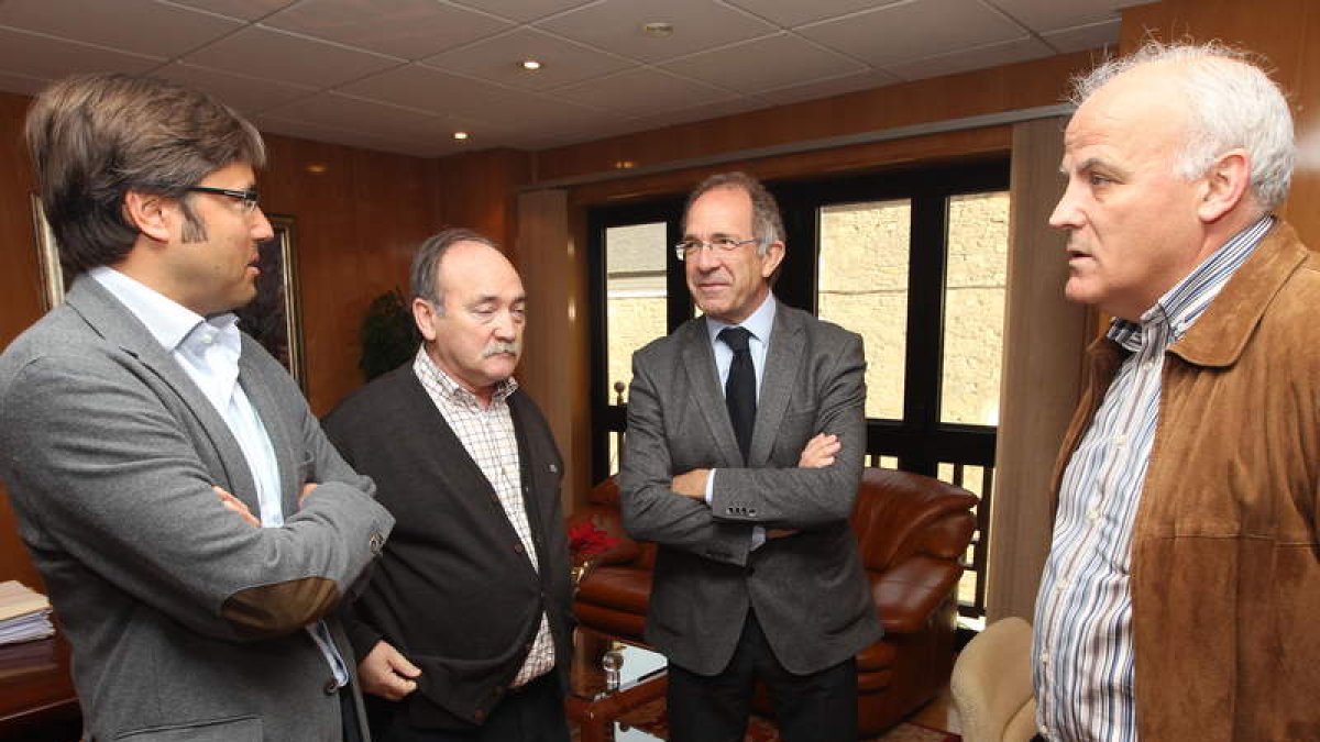 Emilio Orejas, José Manuel Otero, López Cerrón y Serafín Vázquez, ayer en el Ayuntamiento.