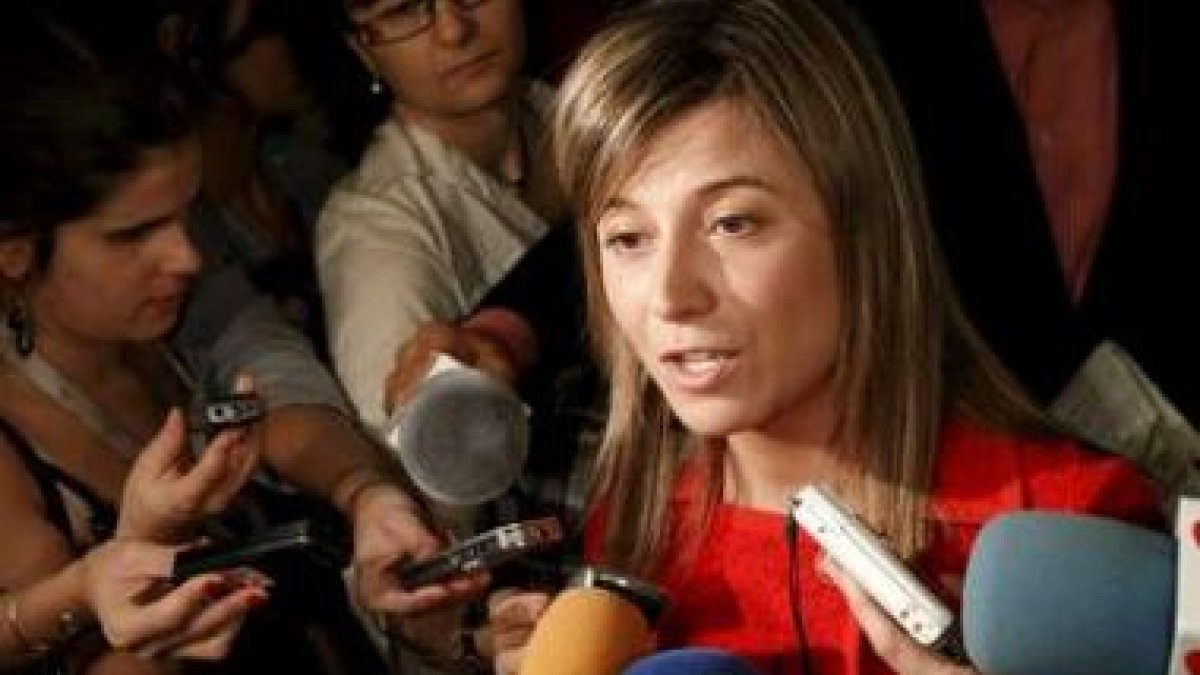 La ministra de Igualdad, Bibiana Aído, atiende a los medios en el Congreso.