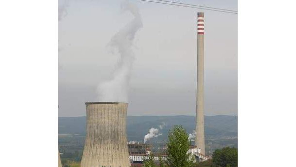Una imagen de las chimeneas de Endesa en Cubillos.