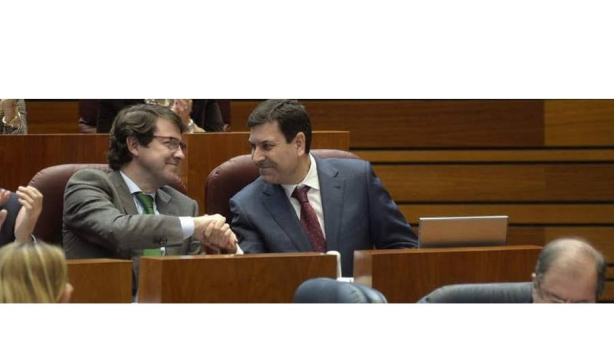 Fernández Mañueco saluda ayer a Carriedo en el pleno de las Cortes.