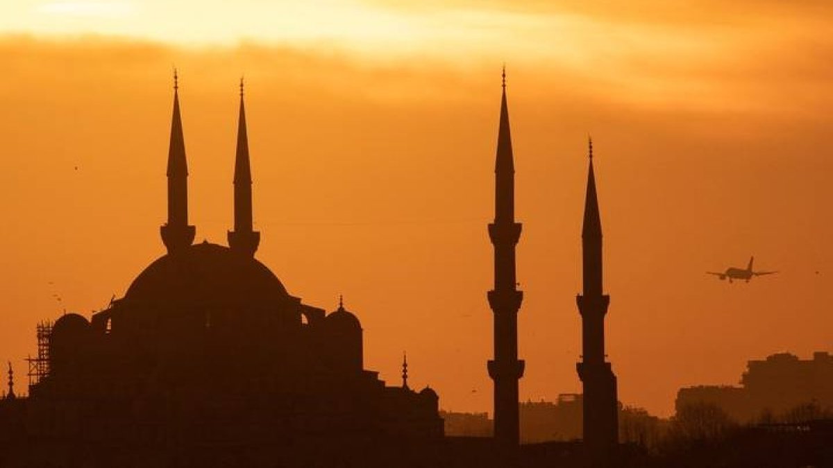Imagen idílica de Estambul con un avión en pleno aterrizaje al fondo. DL