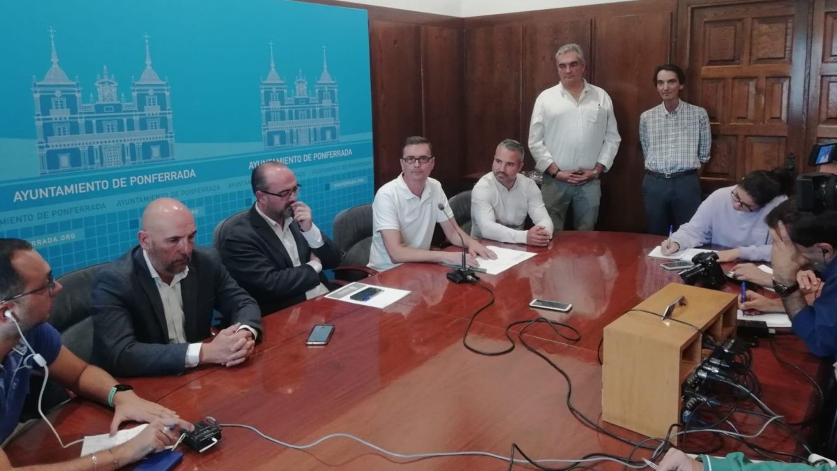 Los responsables del proyecto con el alcalde y el concejal de Innovación, este viernes, en el Ayuntamiento. DL