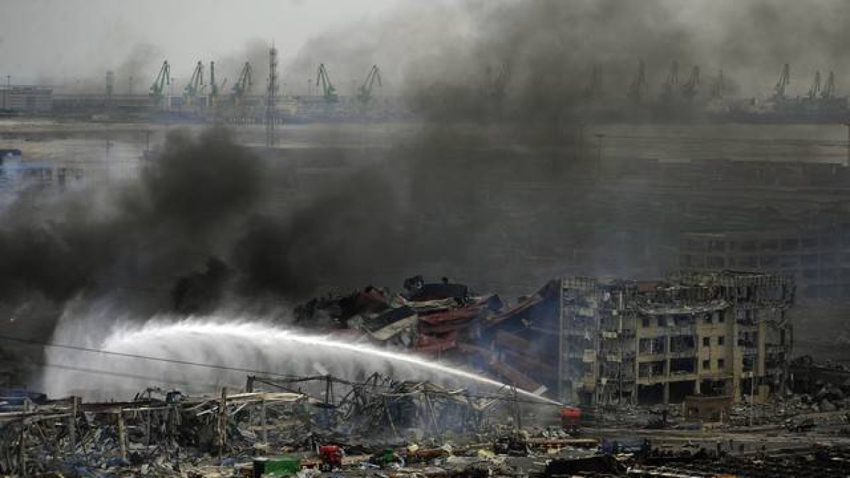 Tareas de remojo en la zona de las explosiones de Tianjin, este viernes.