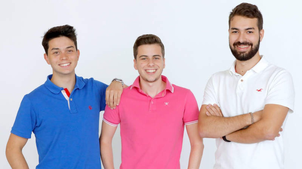 A la izquierda, García Naveira, junto a sus compañeros, con los que desarrolla la aplicación Ingame.