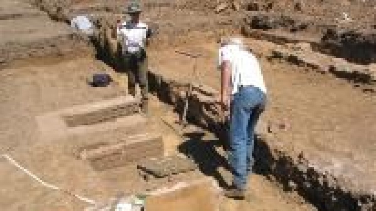 Un momento de la limpieza y documentación de las tumbas ayer por la mañana