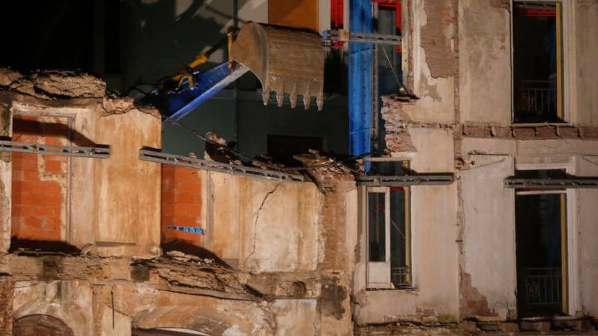 La grúa actúa lentamente para practicar el derribo. FERNANDO OTERO