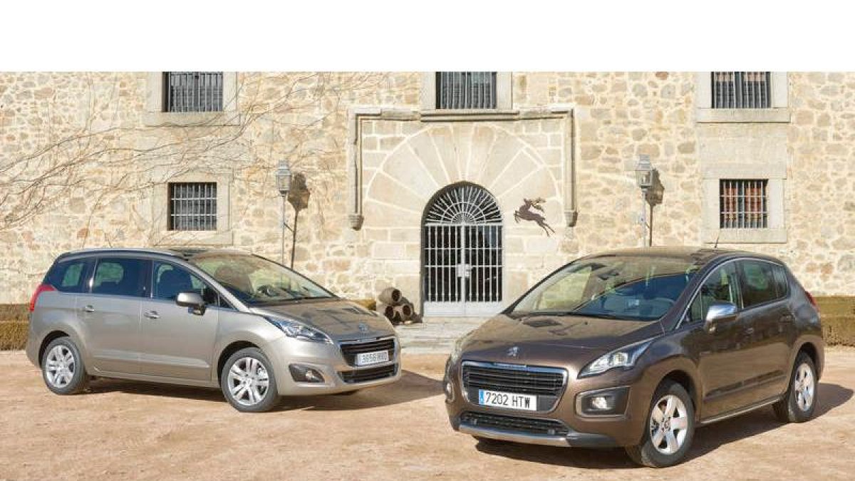 Los Peugeot 5008 (izqda.) y 3008 (drcha.) se actualizan estética y técnicamente.