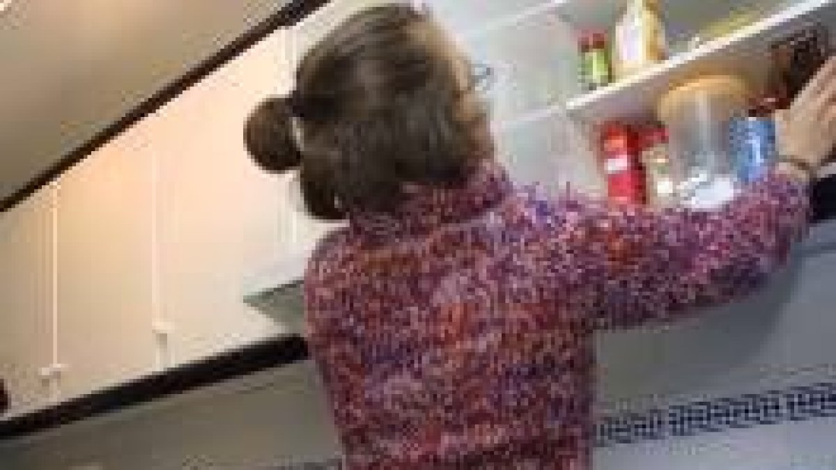 Una de las cuatro jóvenes en la cocina de su nuevo hogar, ubicado en el barrio del Temple