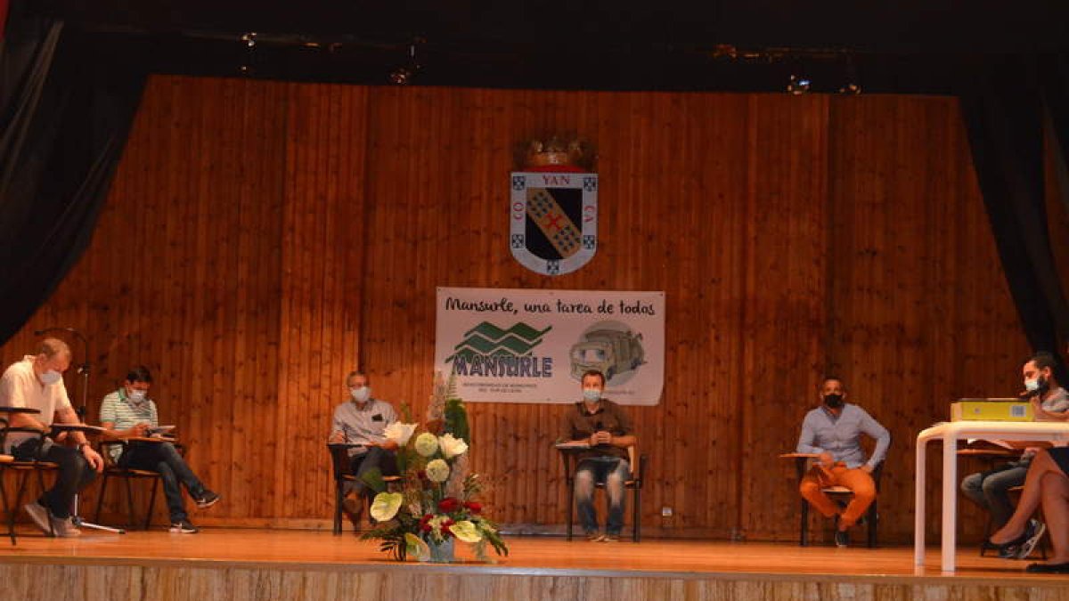 Imagen de la asamblea de Mansurle celebrada ayer. MEDINA