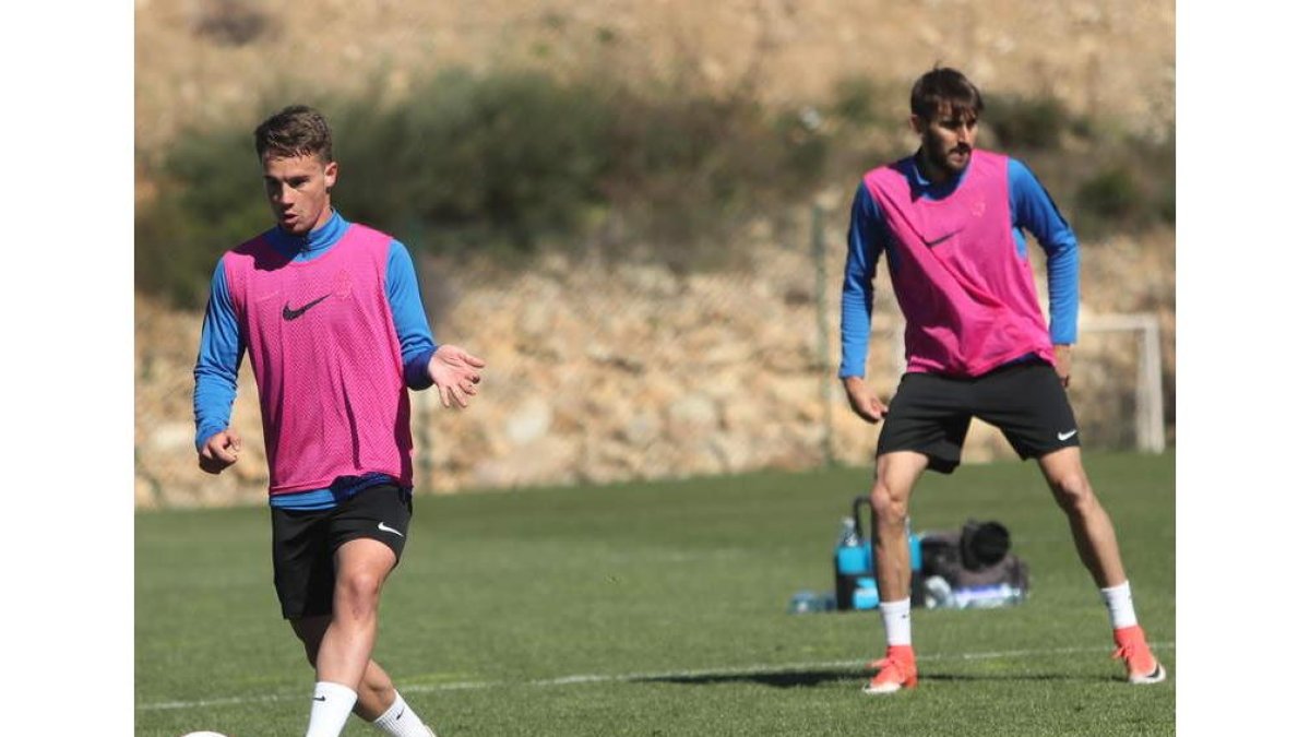 Larrea y Jorge García pueden ser novedades en el once que presente hoy la Deportiva para medirse al Inter de Madrid. L. DE LA MATA