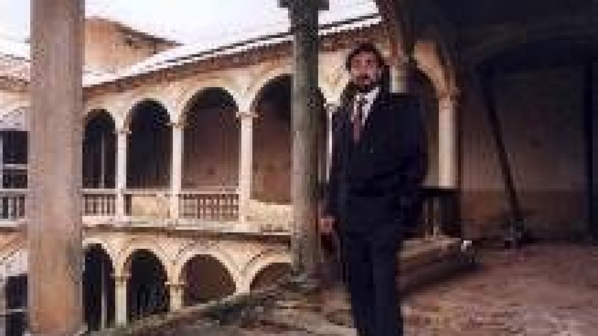 El laureado tenor leonés Ignacio Encinas, en el palacio de su localidad natal, Grajal de Campos