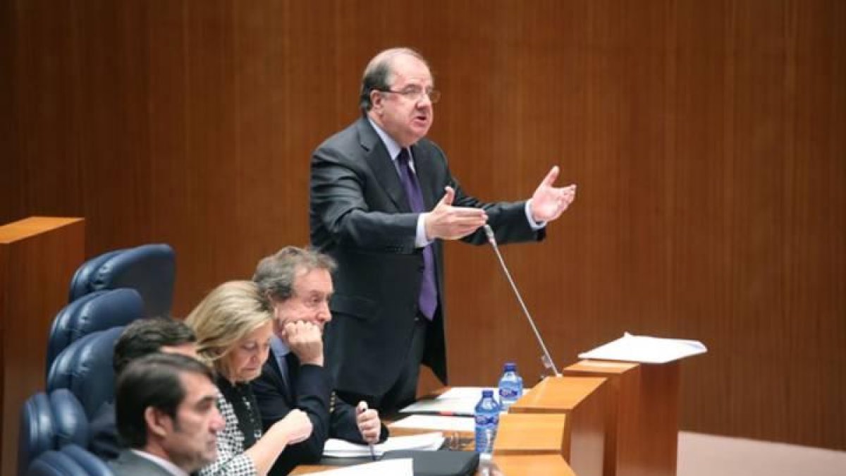 El presidente de la Junta, Juan Vicente Herrera, durante el Pleno de ayer.