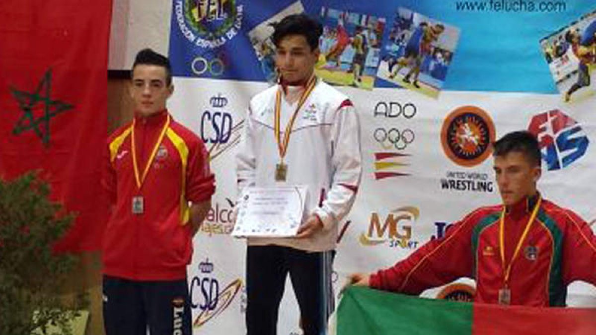 Mario Alonso, a la izquierda, con su medalla de plata.