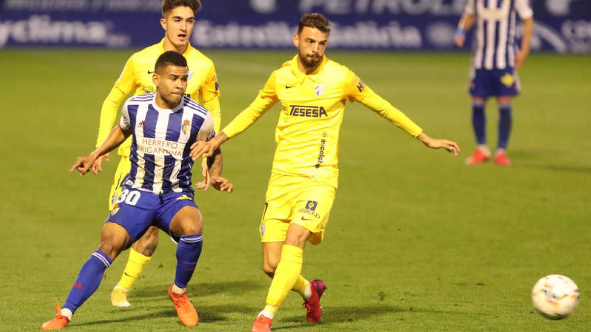 Juergen Elitim, jugador de la Deportiva en la temporada 2020-2021, será rival mañana. L. DE LA MATA