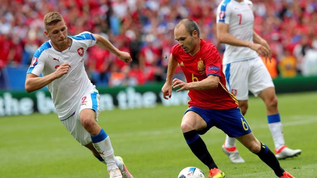 Iniesta, el mejor jugador del partido, conduce la pelota ante la oposición de Kaderabek. ARMANDO BABANI