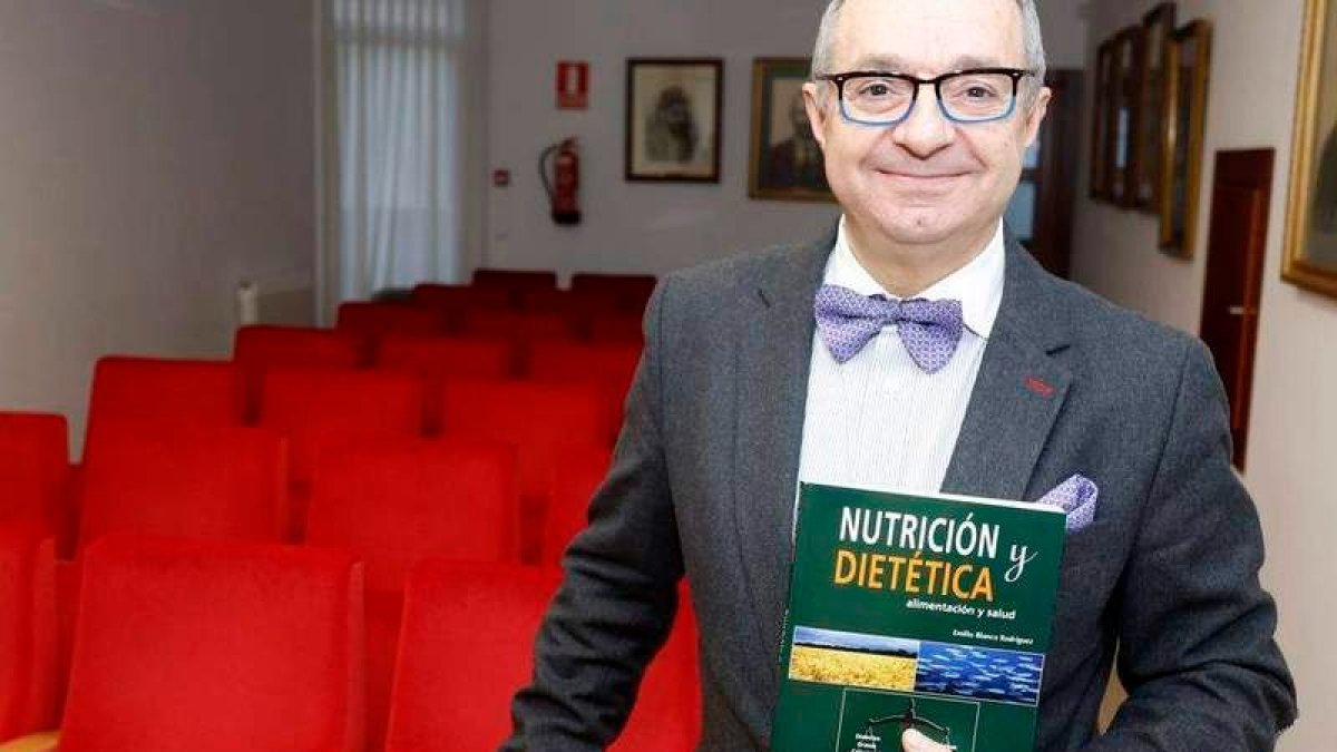 Emilio Blanco, en una foto de archivo con uno de sus libros. DL