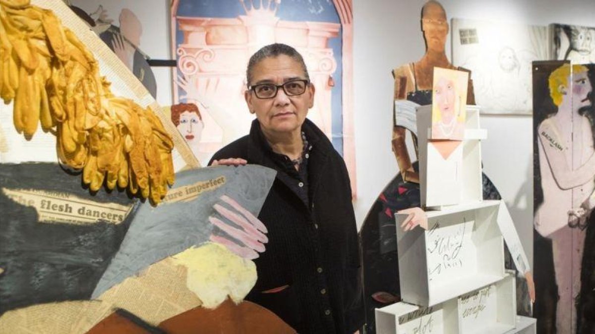 Lubaina Himid, ganadora del premio Turner, junto a una de sus obras.