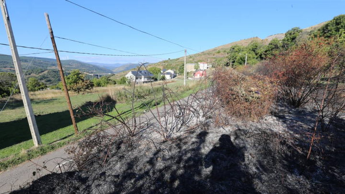 Un fuego en la Granja de San Vicente, Torre del Bierzo. LUIS DE LA MATA