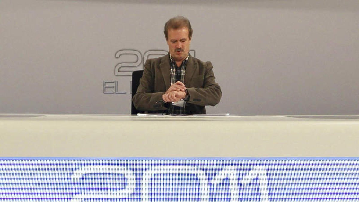Manuel Campo Vidal mira el reloj durante el ensayo general del debate.