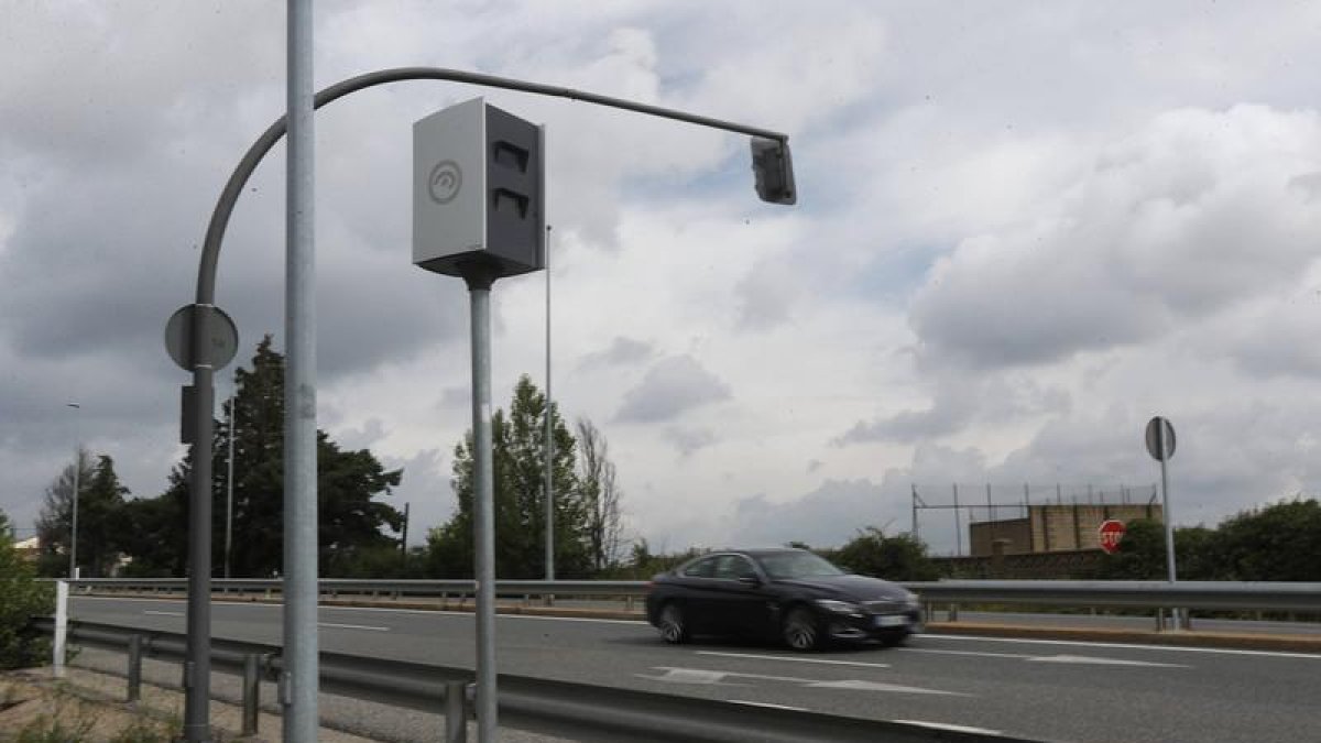 El radar colocado poco antes del cruce de Oteruelo.