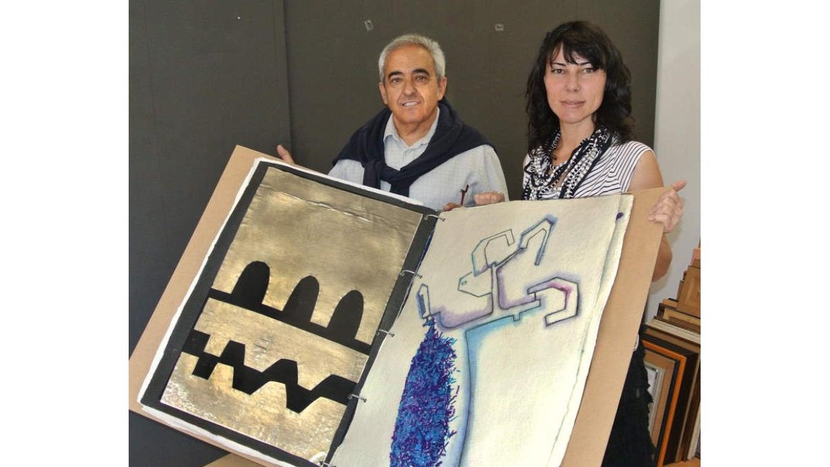 Ramón Villa y Vegonha Rodríguez con su libro-gigante.