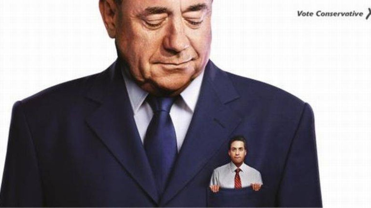 Cartel de los conservadores británicos que muestra a un pequeño Miliband en el bolsillo de Salmond.