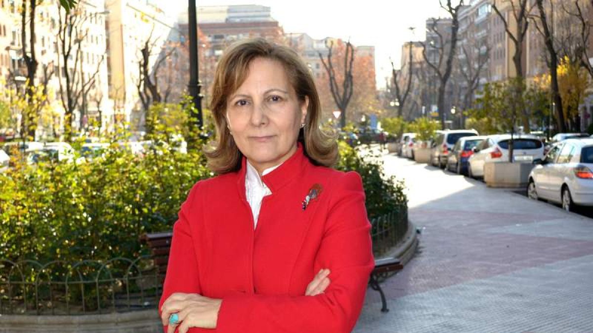 Elsa González, de origen leonés en Valbuena de Roblo, lanza ‘Cadena Cope. La radio de las estrellas’, la gran historia de un medio. DL