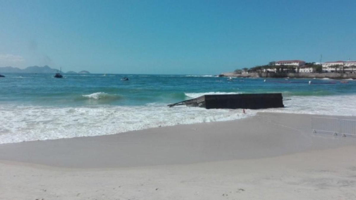 La plataforma desde la que debían saltar los nadadores de aguas abiertas, destrozada por las olas y varada en Copacabana.