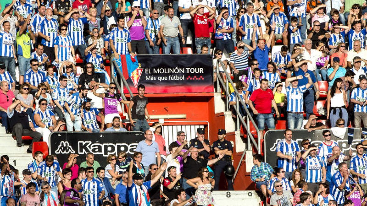 La afición de la Deportiva se desplazó en buen número a El Molinón, pero no pudo celebrar una victoria de su equipo.
