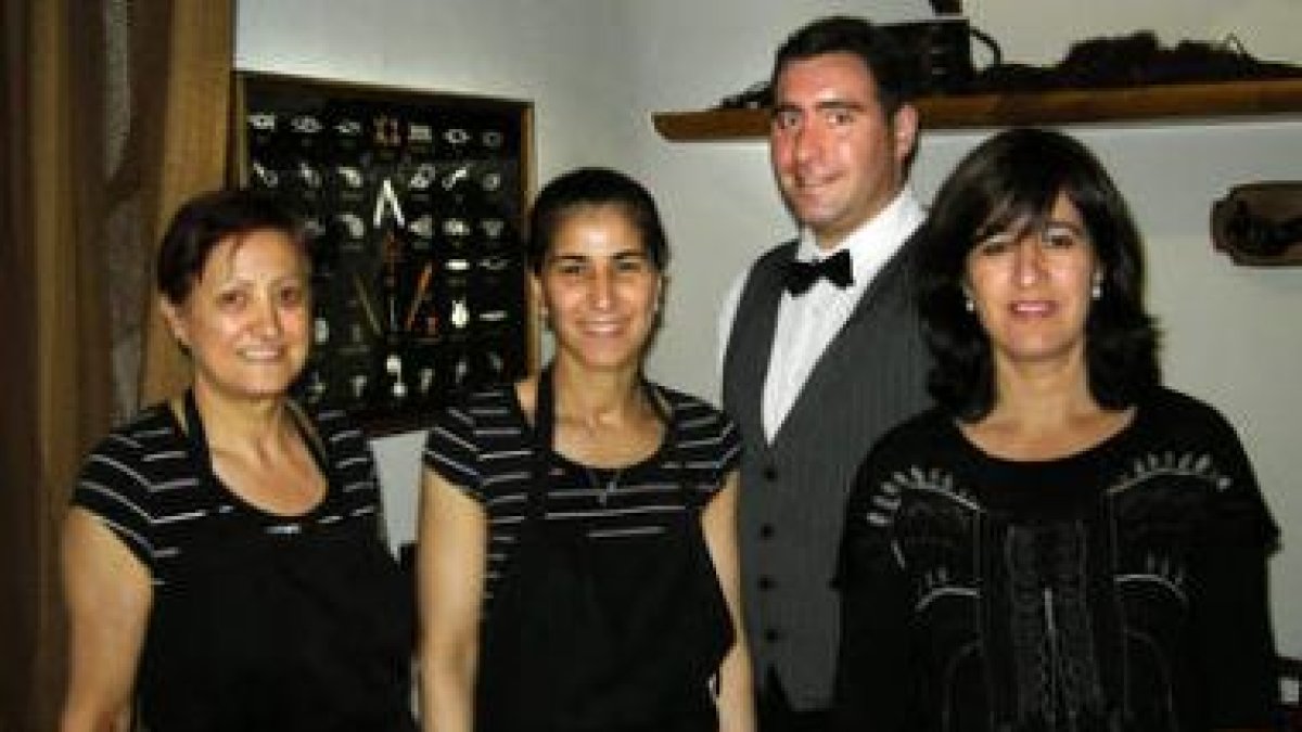 Beatriz Alonso Martínez (a la derecha de la imagen) junto a Javier, Rahana y Covadonga.