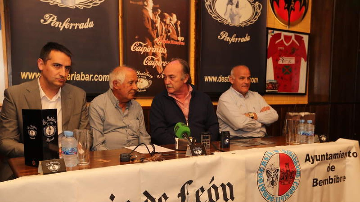 Juan Carlos Franco, Manolo Macías, José Manuel Otero y Serafín Vázquez, en la presentación.