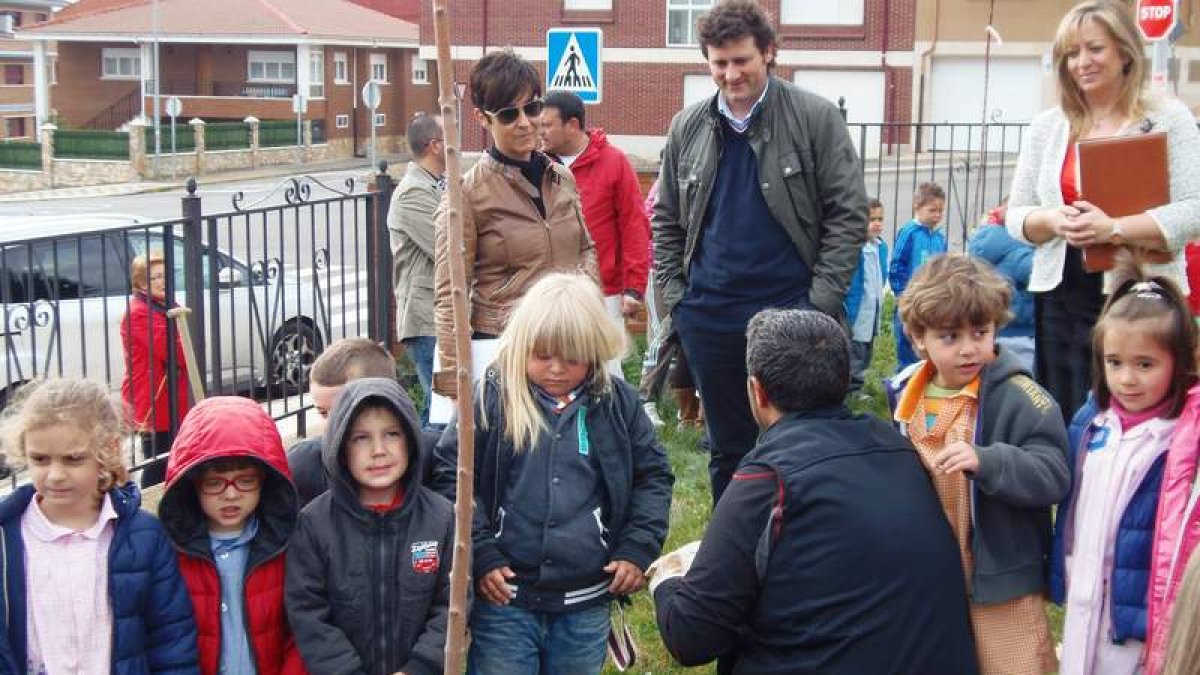 El alcalde acudió a las plantaciones de árboles efectuadas ayer. En la imagen, en el colegio de Nava.