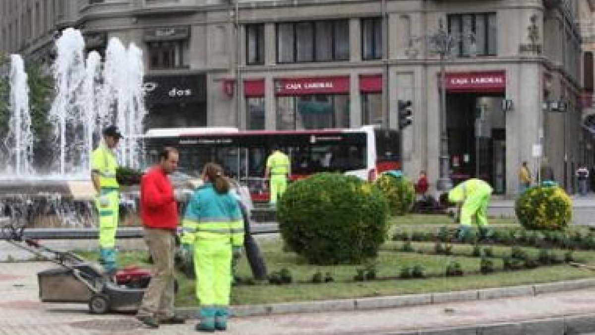 Los jardineros comenzaron ayer a replantar los jardines de la ciudad, como el de Santo Domingo