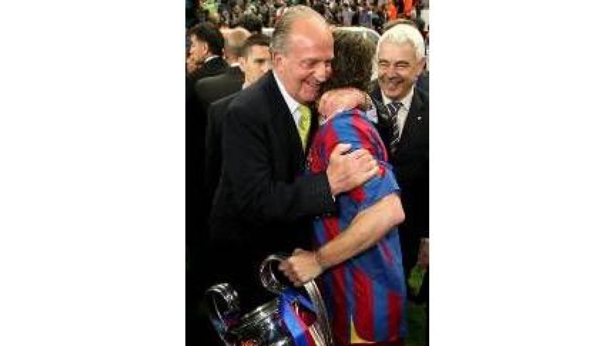El Rey abraza a Puyol, que tiene en su mano el trofeo