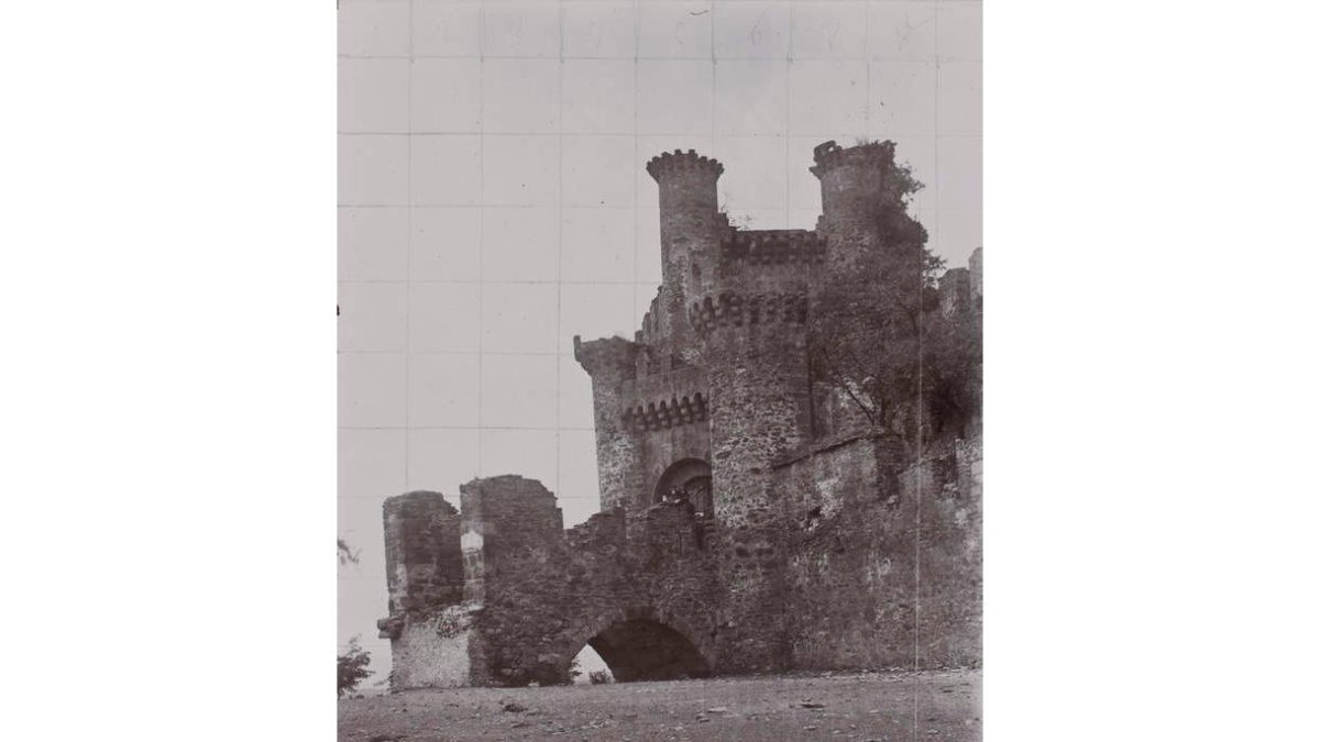 El castillo antes de que en 1909 derribaran uno de los arcos, en peligro de desplome, sobre el foso en la entrada principal. GUSTAVO LUZZATTI
