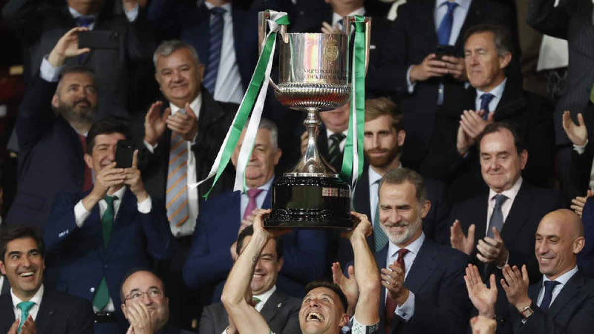 El capitán del Betis, Joaquín Sánchez, tras recibir el trofeo que les acredita campeones de Copa. J. MUÑOZ