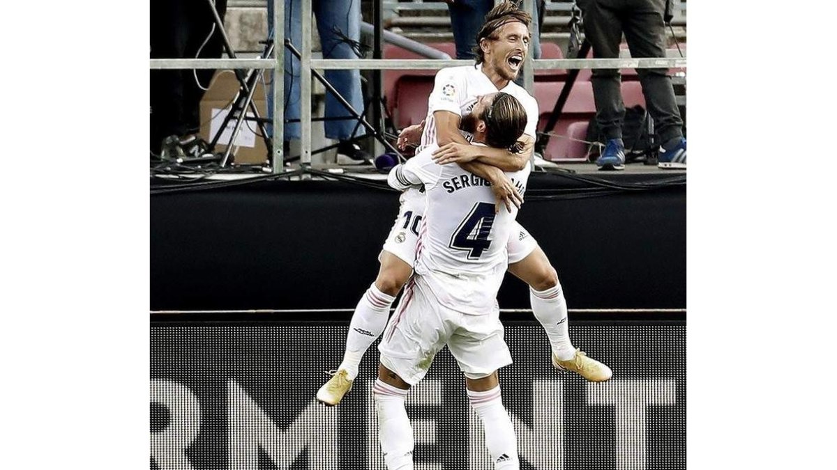 Luka Modric celebra la consecución del tercer gol junto a su compañero Sergio Ramos. ANDREU DALMAU