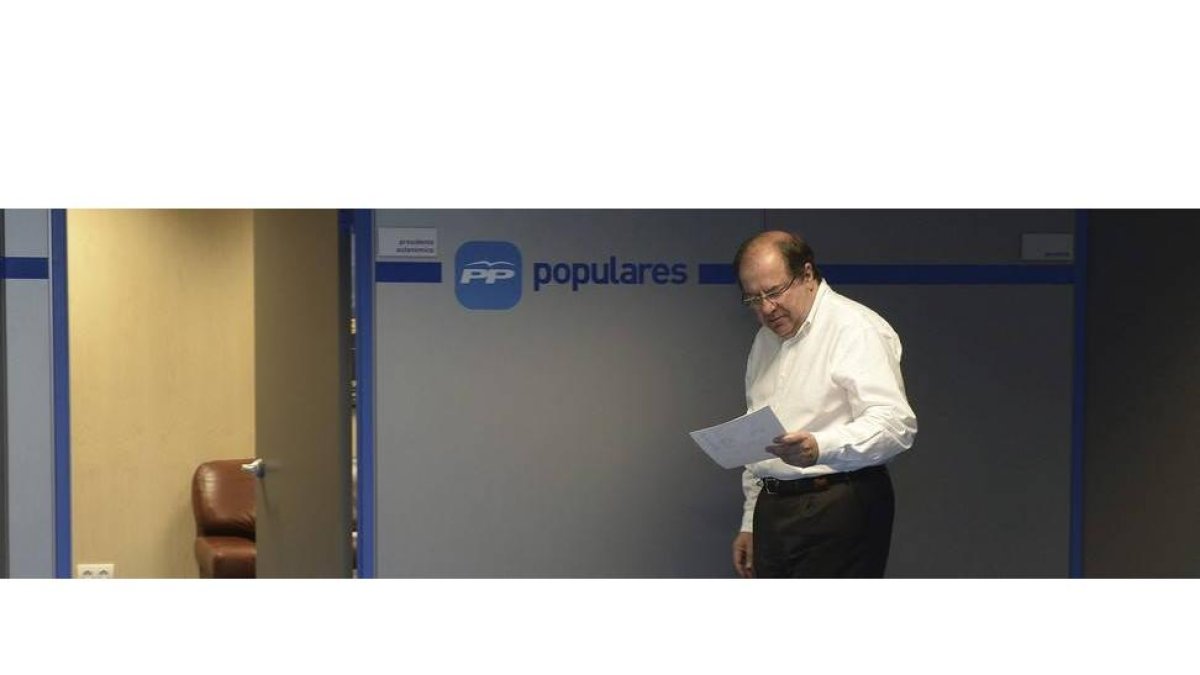 Juan Vicente Herrera en la sede del PP en Valladolid