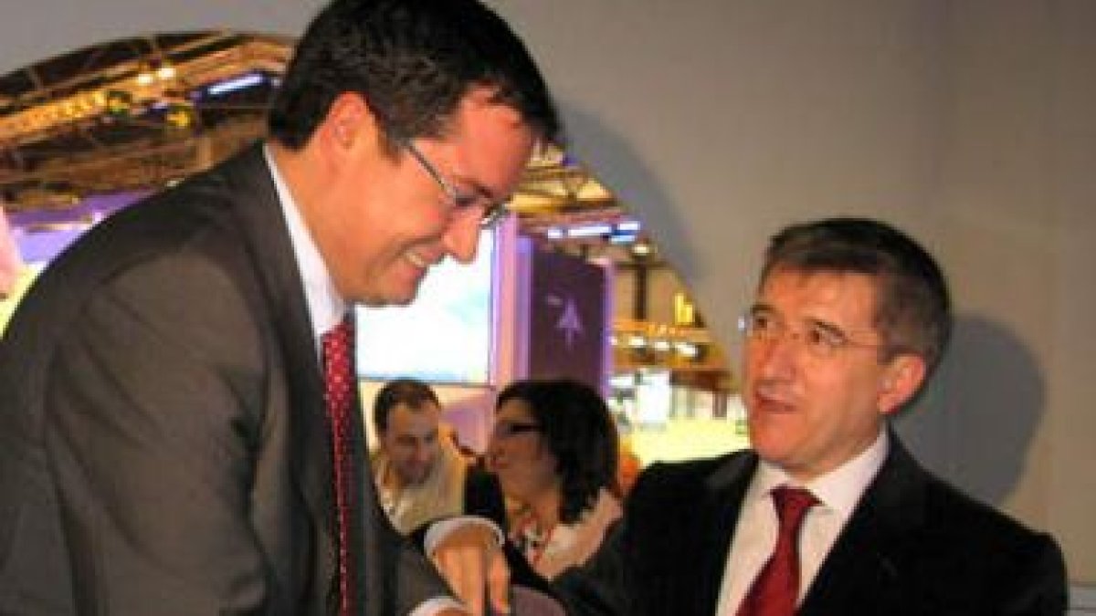 El presidente de Paradores, Miguel Martínez, y el alcalde de León, Francisco Fernández, en la firma