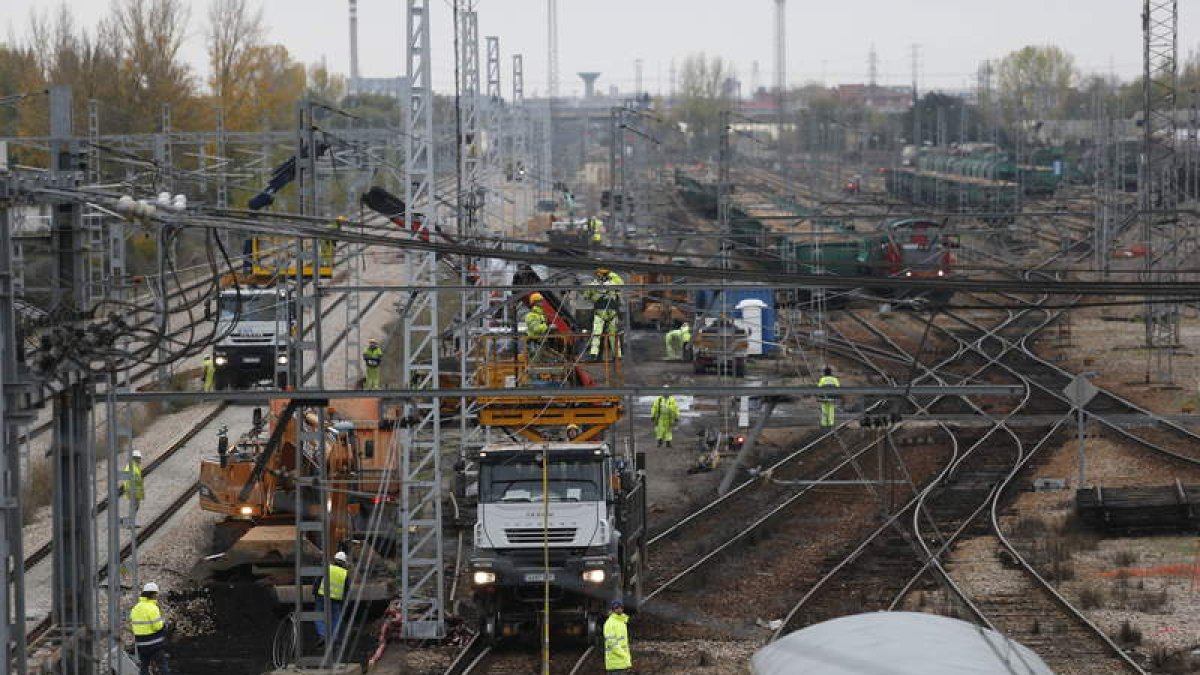 Los trabajos para adaptar el ancho de vía a la llegada del AVE se intensifican en la capital