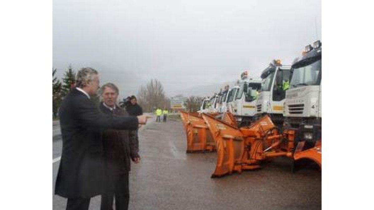 Trevín y Álvarez ayer en Villamanín, ante una flota que limpia la nieve en los pasos asturleoneses.