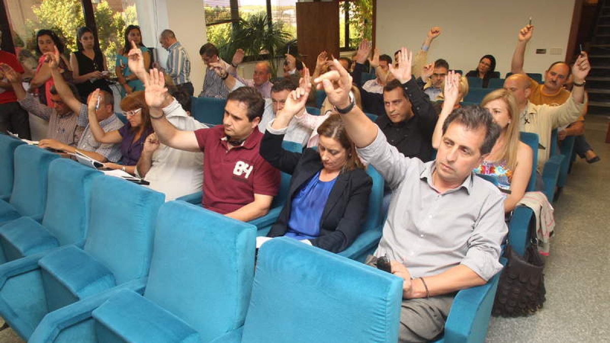 Los consejeros comarcales —con la ausencia de IAP— votando uno de los puntos ayer.