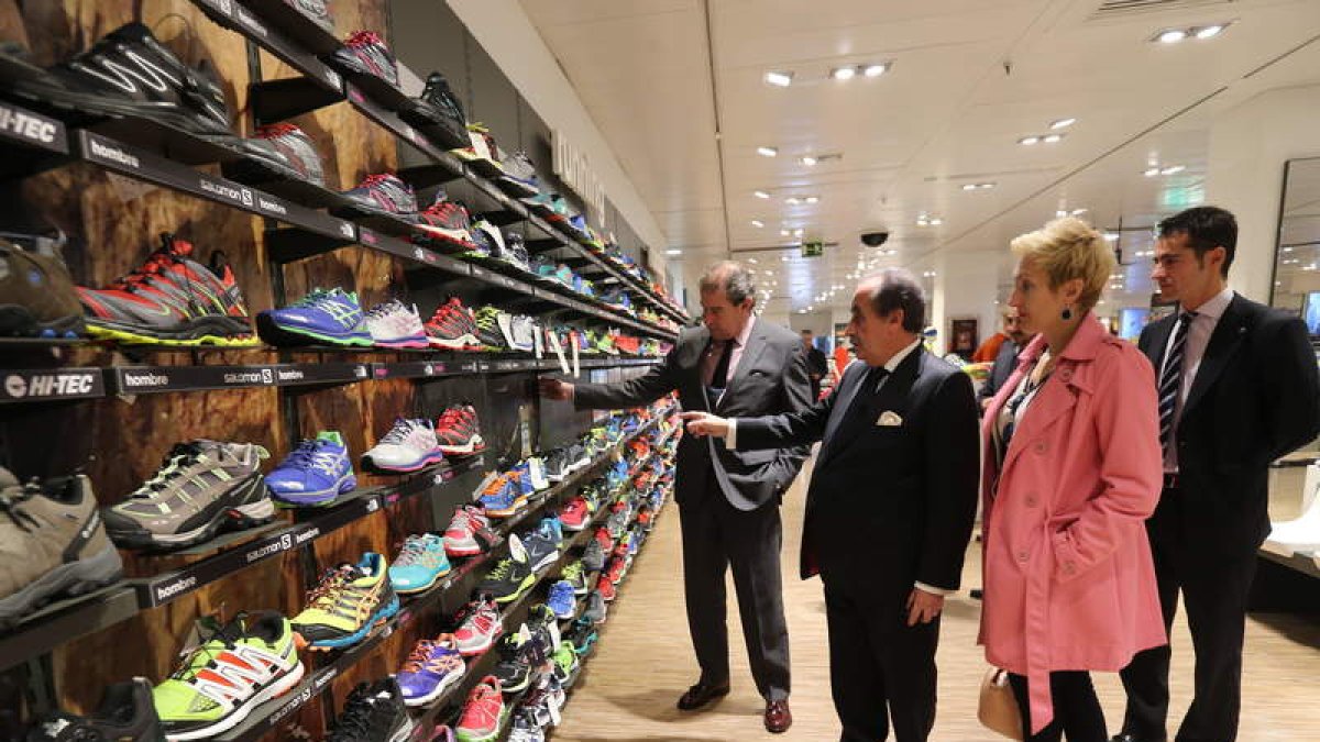 El director del centro, Manuel Orellana, muestra las nuevas instalaciones.